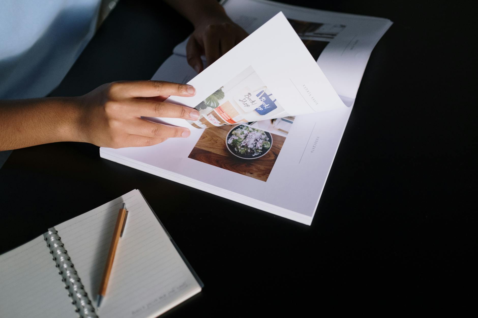 Motif éditorial sur la marque employeur, les profils qualifiés et les environnements magazine premium