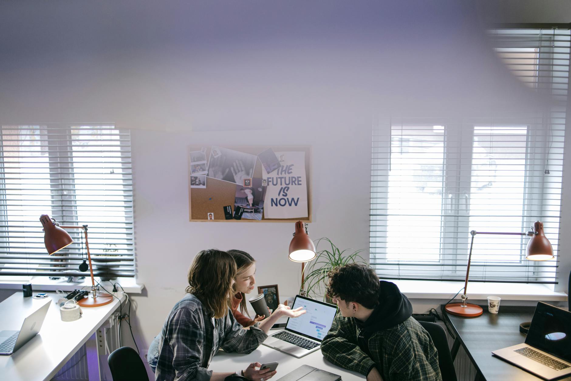 Motif éditorial sur l'employer branding, les talents IT et les médias spécialisés comme environnement crédible