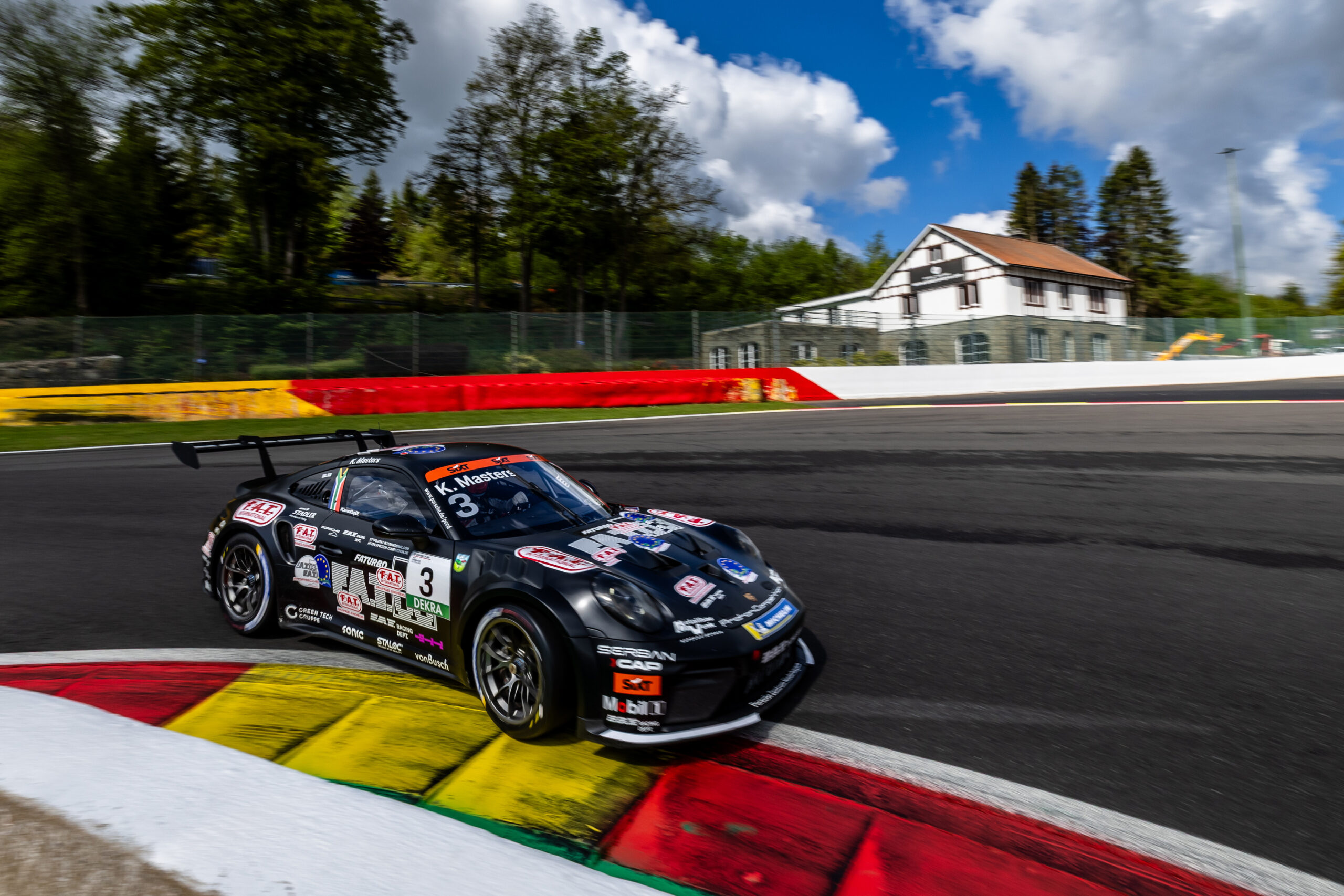 Keagan Masters auf der Berg- und Talbahn in Spa-Francorchamps. Foto: Proton Competition x Evernine Media